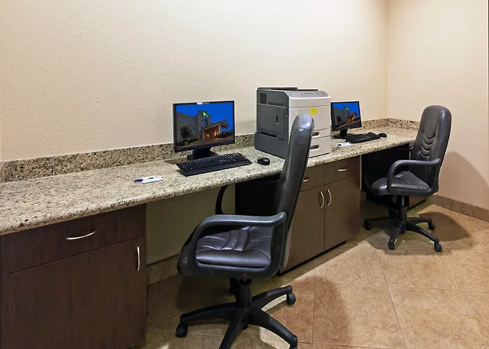 Holiday Inn Express & Suites Brady By Ihg