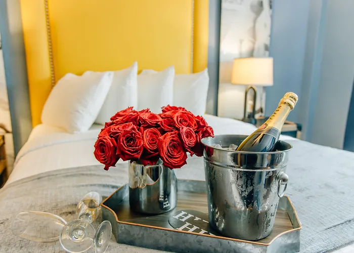 Hollander Hotel - Downtown St. Petersburg