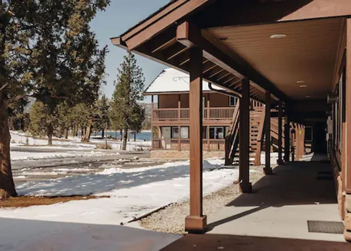 Vintage Lakeside Inn