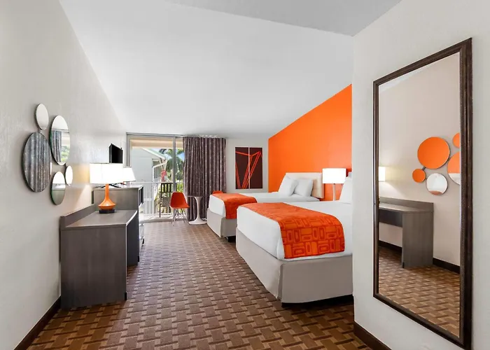 Howard Johnson By Wyndham Vero Beach / Downtown