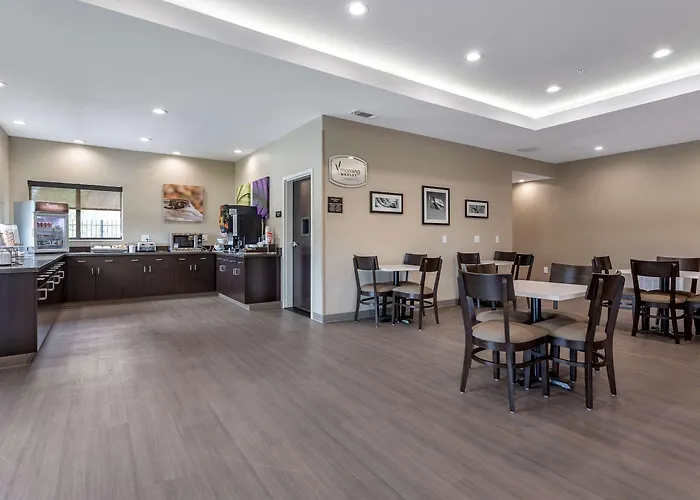 Redwood Inn & Suites Crosby