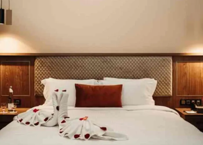 City Hotel By Waves