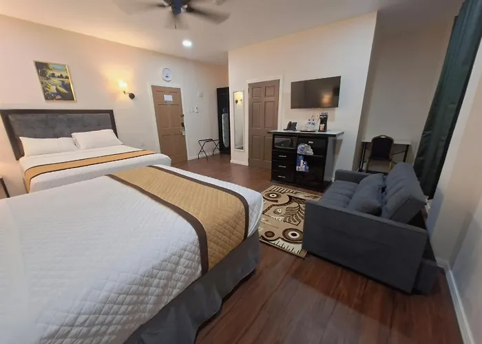 Rey'Z Hotel And Suites