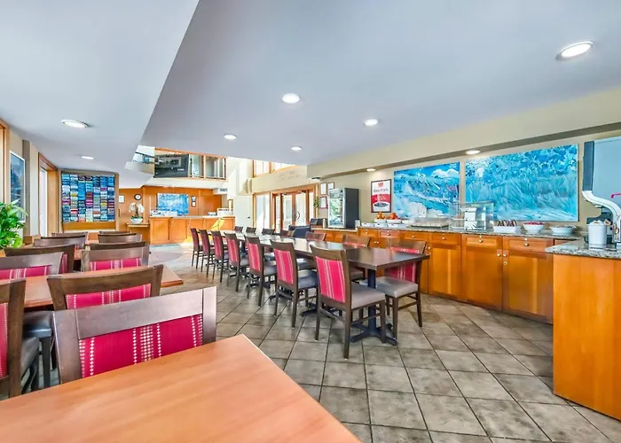 Econo Lodge Inn & Suites