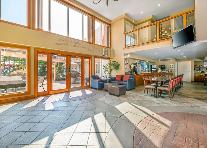 Econo Lodge Inn & Suites