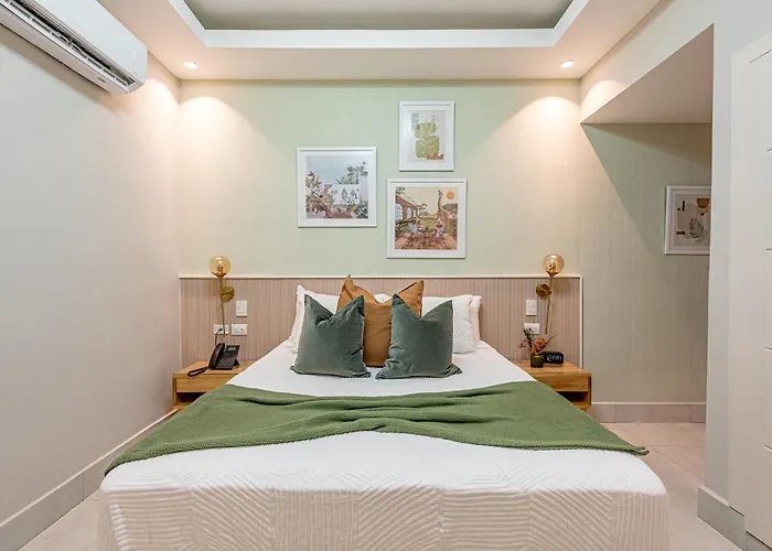 Hotel Stay Here Suites