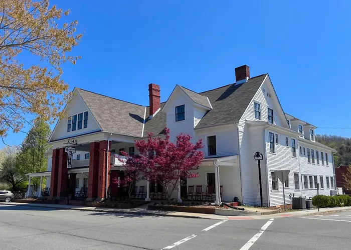The Nuwray Hotel & Carriage House