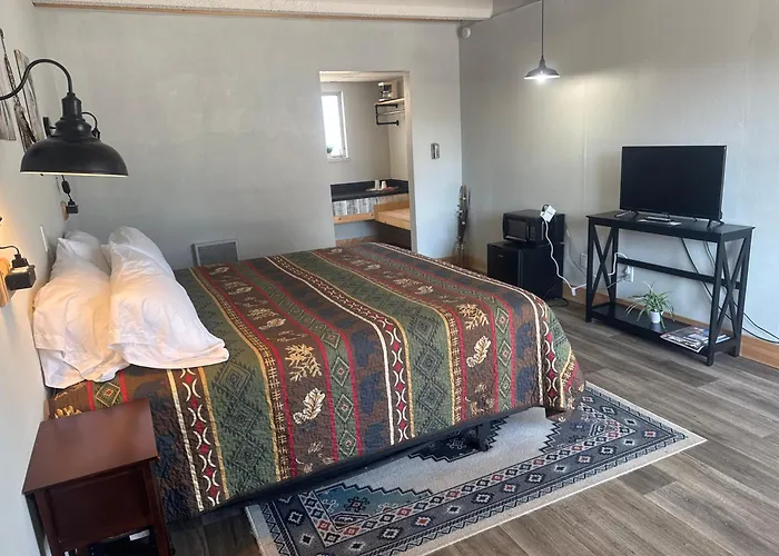 Tecumseh Inn & Suites