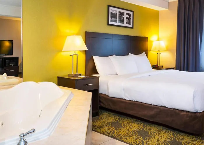 Comfort Hotel & Suites