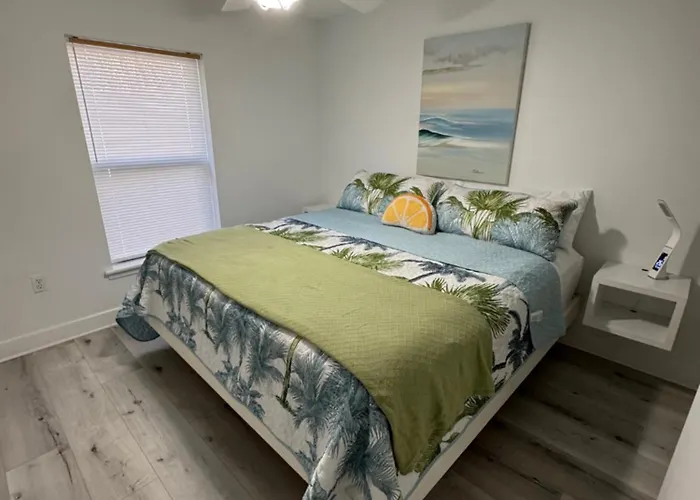 Boutique Hotel Across From Cocoa Beach, Pool 1