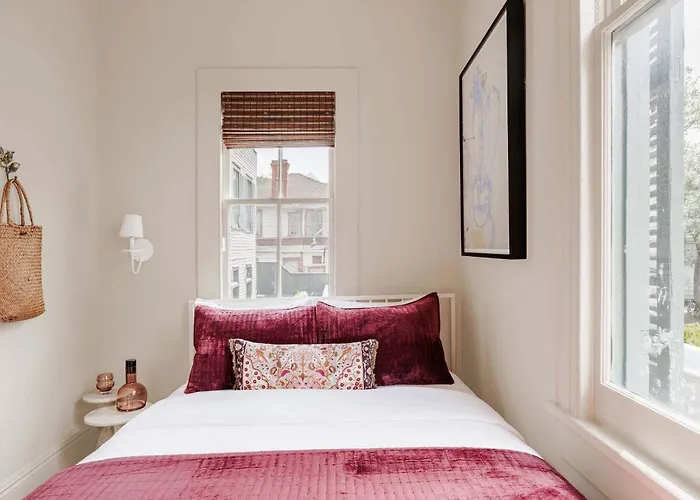 Luxe 6-Bedroom Garden District Suite Hotel Pool