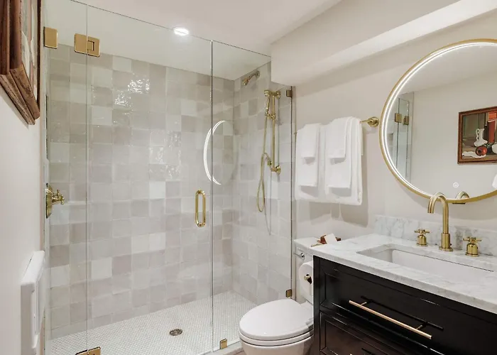 6-Bedroom Garden District Suite Shared Hotel Pool
