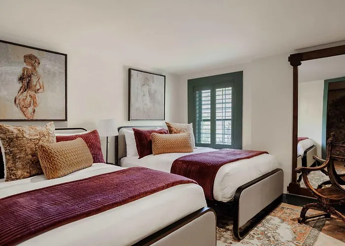Luxe 6-Bedroom Garden District Suite Hotel Pool
