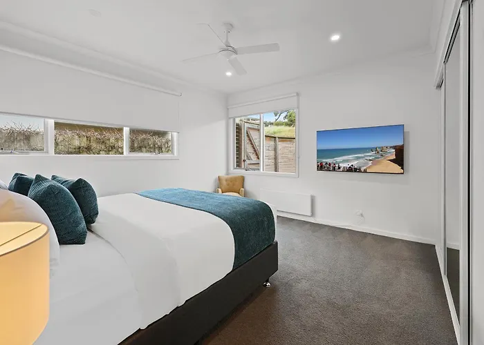 Waves Luxury Suites & Port Central Apartments
