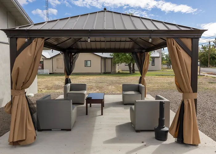 Oregon Trail Inn And Suites