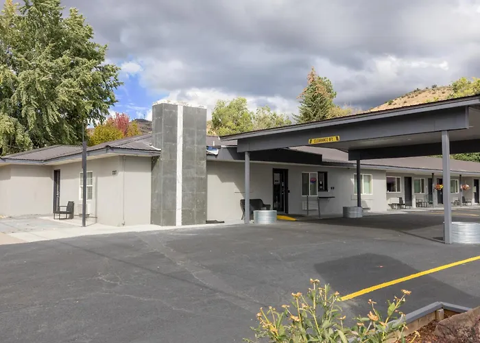 Oregon Trail Inn And Suites