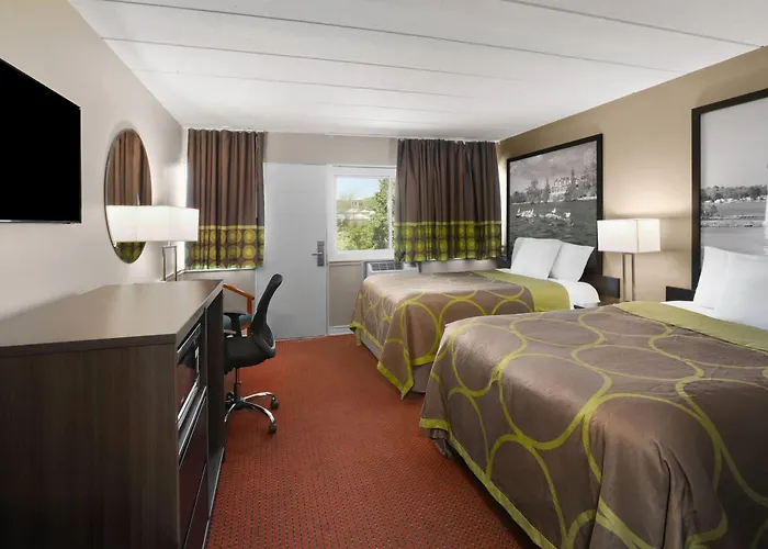Super 8 By Wyndham Gananoque - Country Squire Resort