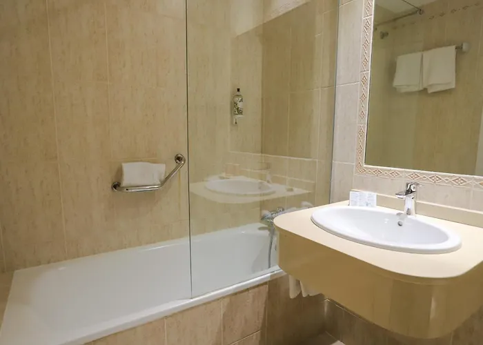 Hotel Oasis Con Parking Incluido