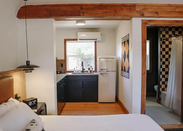 The Stranger Lodge - Pet Friendly