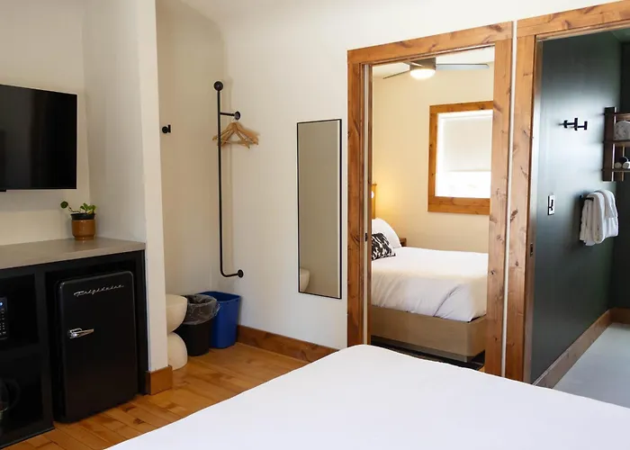 The Stranger Lodge - Pet Friendly