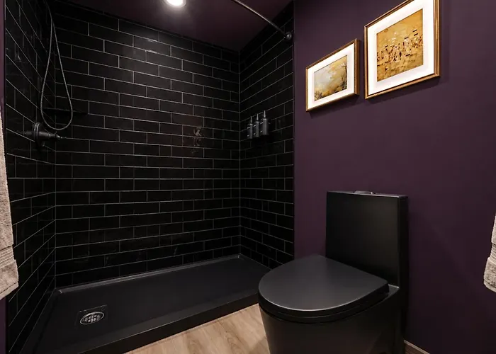 Walk Everywhere Fireplace Downtown Hideaway