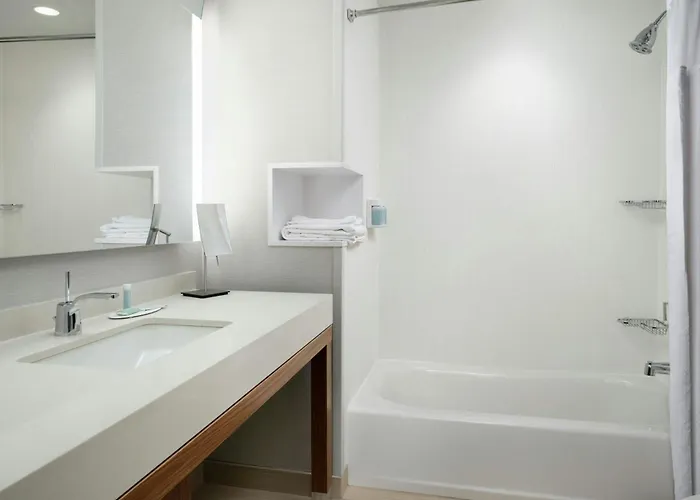 Courtyard By Marriott Erie Bayfront