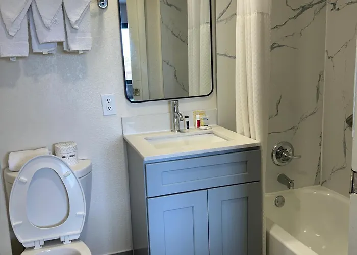 Hilltop Inn & Suites