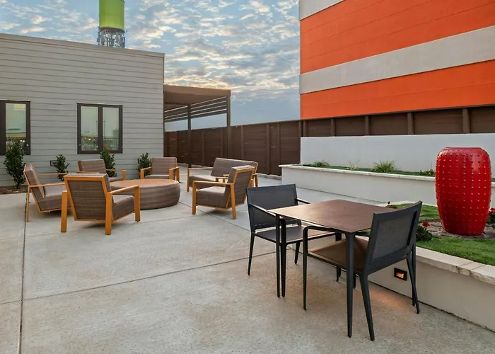 Courtyard By Marriott Woodland