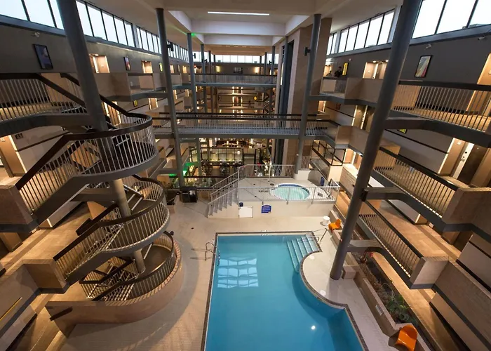 Coast Calgary University Area Hotel By Apa