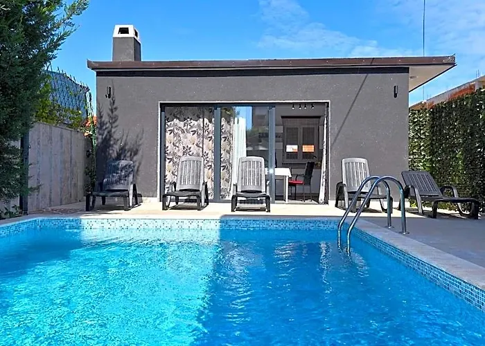 Bright Studio Apartment With Pool View