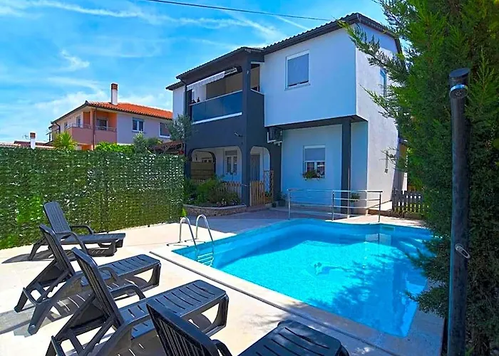 Bright Studio Apartment With Pool View