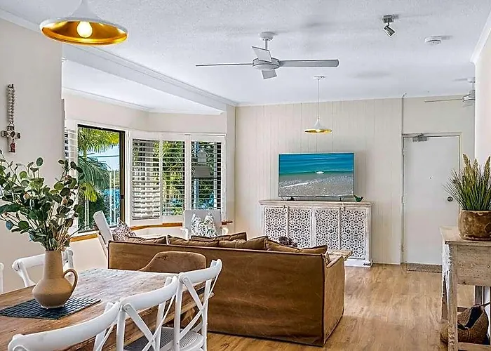 Belle Vue ~ Noosa Riverfront Location & Blue Views
