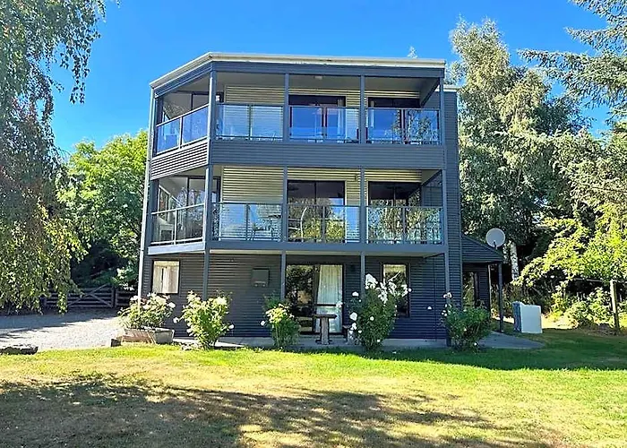 Garden Tower Beside The Lake - Middle Apartment