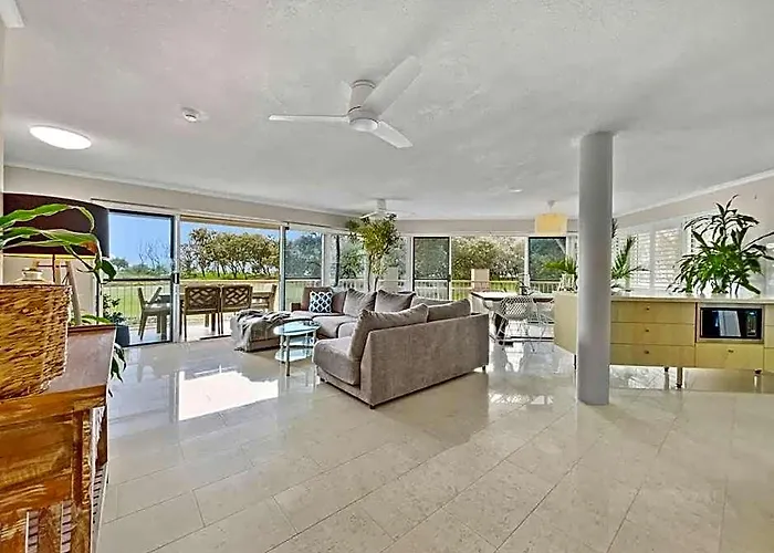 Relaxing Ocean Views Beachside At Buddina