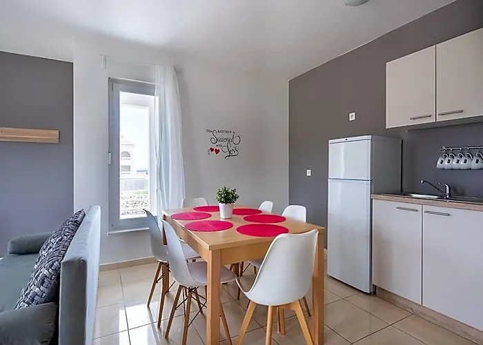 Apartment On Pag Near Seabeach And Town Center