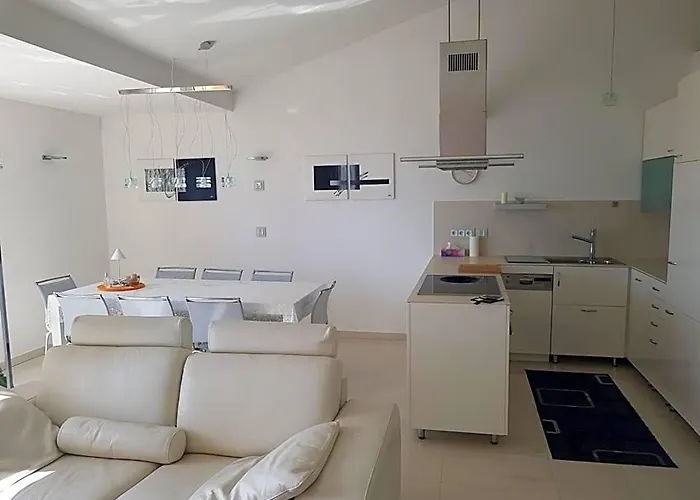 Apartments Fontana Zambratija