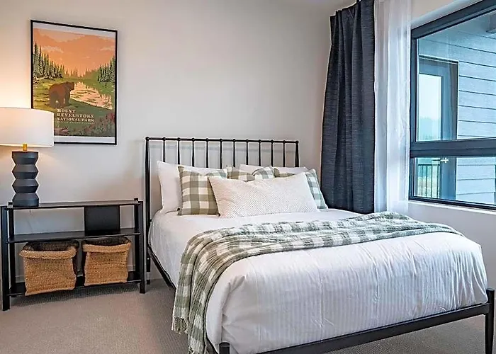 The Selkirk House By Revelstoke Vacations