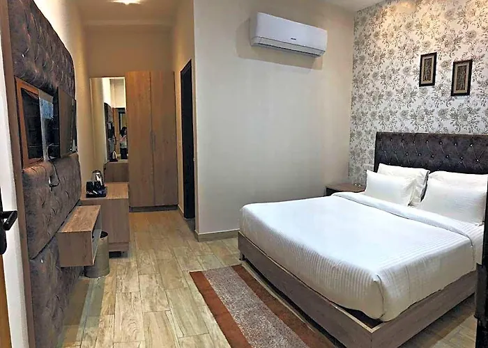Spt Clarks Inn Suites, Mandi