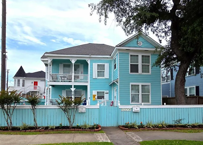 Experience Galveston- Only 1 Block To Beach & Pleasure Pier- 2Bed 1 & Half Bath-6Beds-7 Minutes To Cruise Port-Casaazul-2605A-