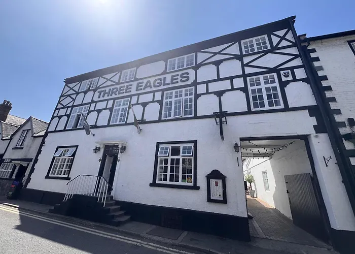 Three Eagles Hotel&Restaurant And Garden Bar