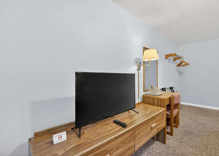 Eagle Motel Suite 115