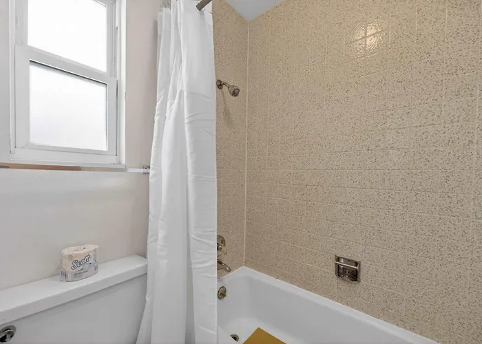 Eagle Motel Suite 224