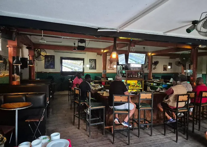 Q-Bar & Guesthouse