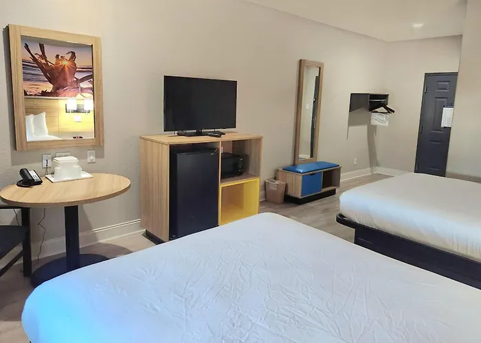 Days Inn & Suites By Wyndham Galveston West/Seawall