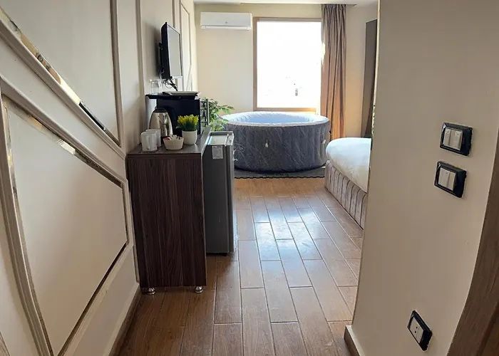 Aura Grand Pyramids View Inn