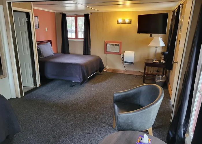 Cedar Village Motel
