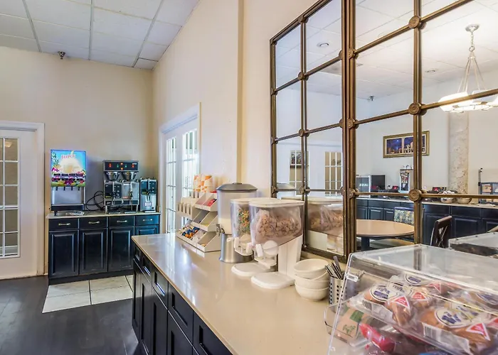 Clarion Inn&Suites Central Clearwater Beach