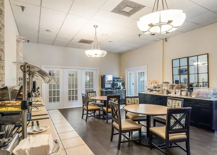 Clarion Inn&Suites Central Clearwater Beach