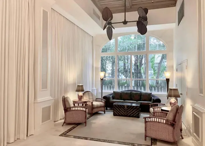 Hemingway Suites At Palm Beach Hotel Island