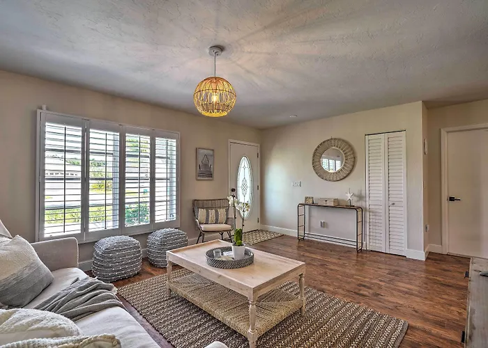 Naples Oasis W/ Screened Pool, Bike To Beach!